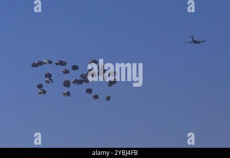 Des colis d'aide humanitaire largués d'avions atterrissent en parachute dans la région d'Al-Mawasi alors que les attaques israéliennes se poursuivent à Dair El-Balah, Gaza des colis d'aide humanitaire largués d'avions atterrissent en parachute dans la région d'Al-Mawasi alors que les attaques israéliennes se poursuivent à Dair El-Balah, Gaza, le 19 octobre 2024. Photo Ali Hamad apaimages Dair El-Balah bande de Gaza territoire palestinien 191024 Dair El-Balah AH 0010 Copyright : xapaimagesxAlixHamadxapaimagesx Banque D'Images