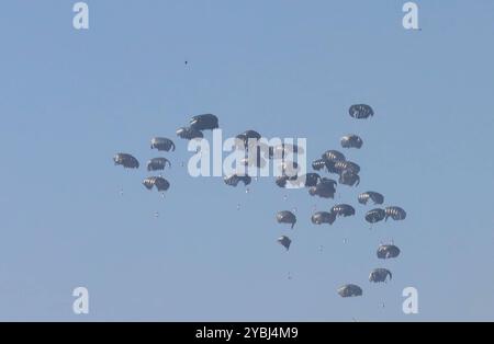 Des colis d'aide humanitaire largués d'avions atterrissent en parachute dans la région d'Al-Mawasi alors que les attaques israéliennes se poursuivent à Dair El-Balah, Gaza des colis d'aide humanitaire largués d'avions atterrissent en parachute dans la région d'Al-Mawasi alors que les attaques israéliennes se poursuivent à Dair El-Balah, Gaza, le 19 octobre 2024. Photo Ali Hamad apaimages Dair El-Balah bande de Gaza territoire palestinien 191024 Dair El-Balah AH 0033 Copyright : xapaimagesxAlixHamadxapaimagesx Banque D'Images