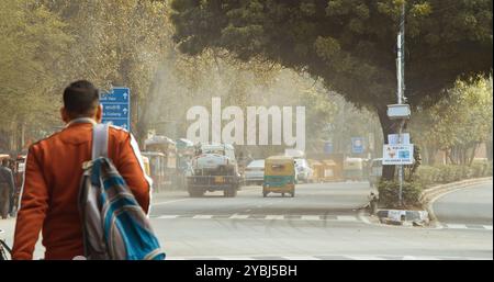 New Delhi, Delhi, Inde. Camion de pompier pulvérisant de l'eau sur les rues de Delhi en raison d'une urgence de pollution. Le gouvernement prévoit de pulvériser de l'eau dans la ville Banque D'Images