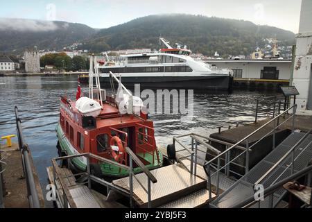 Le ferry électrique Beffen qui traverse le port de Bergen, en Norvège. Banque D'Images