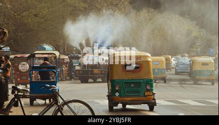 New Delhi, Delhi, Inde. Camion de pompier pulvérisant de l'eau sur les rues de Delhi en raison d'une urgence de pollution. Le gouvernement prévoit de pulvériser de l'eau dans la ville Banque D'Images