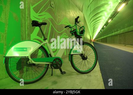 Bergen vélo de ville dans le tunnel cyclable de Fyllingsdalen de 3 km de long, Bergen, Norvège, le plus long tunnel cycliste / piéton construit à cet effet au monde. Banque D'Images