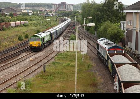 La classe 66 loco 66004, alimentée à l'huile végétale hydrogénée, transporte le 4H62 Immingham jusqu'au service biomasse de la centrale électrique de Drax via Scunthorpe le 14/6/24. Banque D'Images