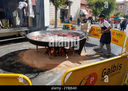 Alcoy, Espagne, 10-19-2024 : faire la populaire paella sofrito géante dans la célébration de la journée de la comunidad valenciana Banque D'Images