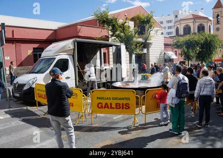 Alcoy, Espagne, 10-19-2024 : faire la populaire paella sofrito géante dans la célébration de la journée de la comunidad valenciana Banque D'Images