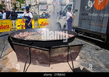 Alcoy, Espagne, 10-19-2024 : faire la populaire paella sofrito géante dans la célébration de la journée de la comunidad valenciana Banque D'Images