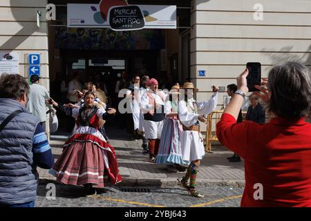 Alcoy, Espagne, 10-19-2024 : danse populaire traditionnelle pour célébrer la journée de la communauté valencienne Banque D'Images