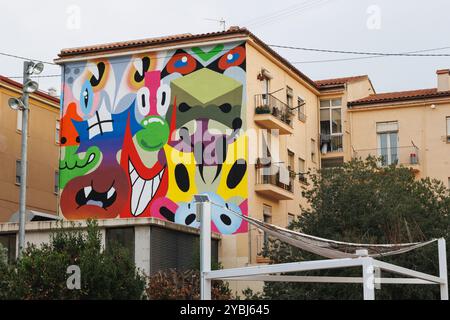 Alcoy, Espagne, 10-19-2024 : paysage urbain avec de nouveaux graffitis sur la façade Banque D'Images
