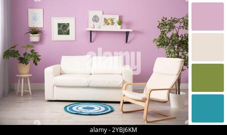 Salon élégant avec canapé confortable près du mur de couleur lilas. Design intérieur et palette de couleurs assorties Banque D'Images