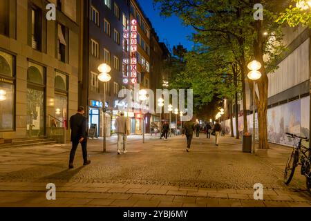 Schützenstraße abends, Problemstraße im Bahnhofsviertel, München, 17. Oktober 2024 Deutschland, München, Oktober 2024, Schützenstraße abends, Passanten auf dem Weg Richtung Hauptbahnhof, die geschlossene Karstadt-filiale rechts ist nach der Benko-Pleite eine Bauruine, die Straße im Bahnhofsviertel leidet darunter, sie wurde zuletzt als Schandfleck bezeichnet, Problem, Krise, Innenstadt, *** Problem, rue Schützenstraße, Munich, 17 octobre 2024, Allemagne, 17 octobre dans le soir dans le quartier de Munich, Munich octobre 2024, Schützenstraße dans la soirée, les passants en route vers la gare principale Banque D'Images