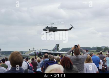 Bell UH-1 'Huey' Iroquois planant au-dessus de Avro Vulcan XH558 au RNAS Yeovilton en 2015 Banque D'Images