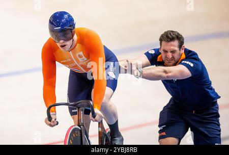 BALLERUP - Harrie Lavreysen et l'entraîneur national Hugo Haak lors des qualifications au sprint le quatrième jour des Championnats du monde de cyclisme sur piste au Ballerup Super Arena. ANP IRIS VAN DEN BROEK Banque D'Images