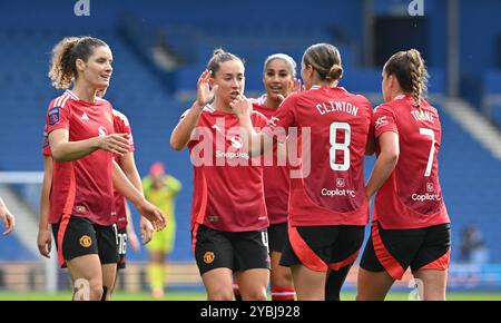 Brighton UK 19 octobre 2024 - les joueurs de Manchester United célèbrent après que Grace Clinton ait marqué en première mi-temps lors du match de football de Barclays Women's Super League entre Brighton & Hove Albion et Manchester United au stade American Express , Brighton : Credit Simon Dack /TPI/ Alamy Live News Banque D'Images