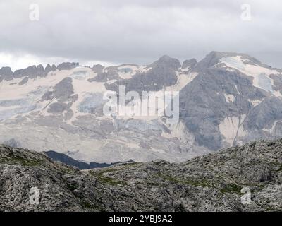 Une vue panoramique du glacier Marmolada, le plus haut sommet des Dolomites, Italie en été Banque D'Images