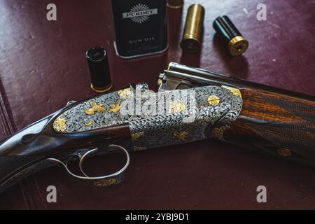 Fusil de chasse avec cartouches sur la table au James Purdey & sons Gun Shop, Mayfair, Londres, Angleterre Banque D'Images