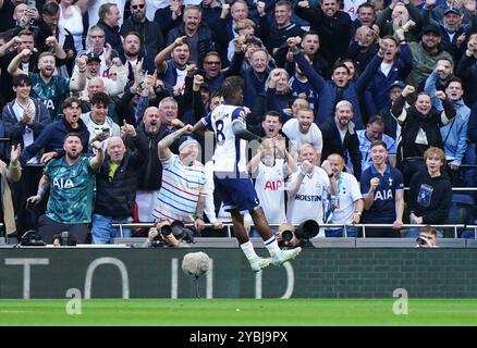 Yves Bissouma de Tottenham Hotspur célèbre avoir marqué le deuxième but de son équipe lors du match de premier League au Tottenham Hotspur Stadium, à Londres. Date de la photo : samedi 19 octobre 2024. Banque D'Images