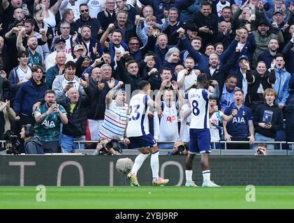 Yves Bissouma de Tottenham Hotspur célèbre avoir marqué le deuxième but de son équipe lors du match de premier League au Tottenham Hotspur Stadium, à Londres. Date de la photo : samedi 19 octobre 2024. Banque D'Images