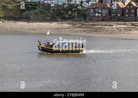 Bateau de plaisance sur la rivière Esk, Whitby, Yorkshire, Royaume-Uni Banque D'Images