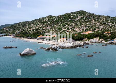 27 mai 2024 : paysage de la baie de Vinh Hy, province de Ninh Thuan, Vietnam. Vinh Hy Bay est l'une des quatre plus belles baies du Vietnam Banque D'Images