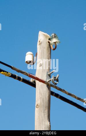 Détail du poteau électrique rural. Banque D'Images