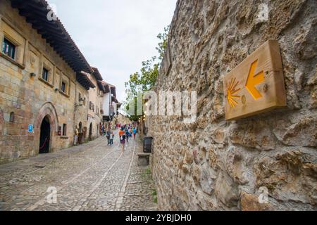 Signal de Camino de Santiago. Rue principale, Santillana del Mar, Cantabria, Espagne. Banque D'Images