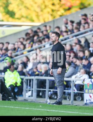 L'entraîneur d'Oxford, des Buckingham, lors du match du Sky Bet Championship entre Oxford United et West Bromwich Albion au Kassam Stadium, Oxford le samedi 19 octobre 2024. (Photo : Stuart Leggett | mi News) crédit : MI News & Sport /Alamy Live News Banque D'Images