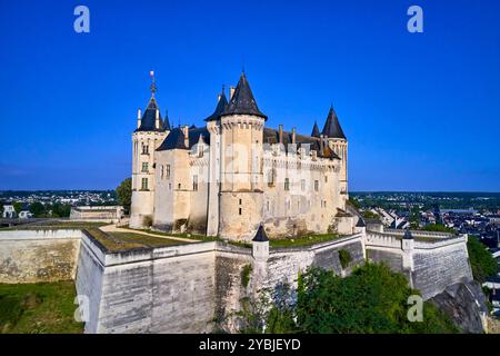 France, Maine-et-Loire, Vallée de la Loire classée au Patrimoine mondial de l'UNESCO, Saumur, vue aérienne du château sur les bords de Loire Banque D'Images