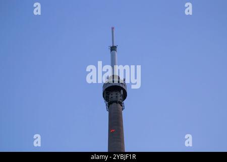 La station de transmission Emley Moor est une installation de télécommunications et de radiodiffusion sur Emley Moor, un mile à l'ouest du centre du village d'Emley. Banque D'Images
