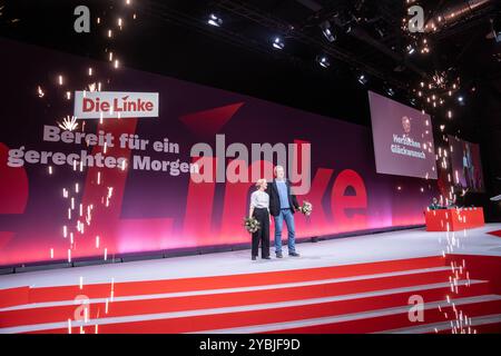 Hallescher Parteitag 2024 Die Linke Hallescher Parteitag 2024 Die Linke Die beiden Parteivorsitzenden Jan van Aken und Ines Schwedtner nach ihrer Wahl auf dem Parteitag, Halle an der Saale Sachsen-Anhalt Deutschland Messe *** Halle Party Conference 2024 Die Linke Halle Party Conference 2024 Die Linke les deux chefs de parti Jan van Aken et Ines Schwedtner, leur élection à la foire Anes Schwedtner, la foire à la foire de la foire à la foire à la Halle Banque D'Images