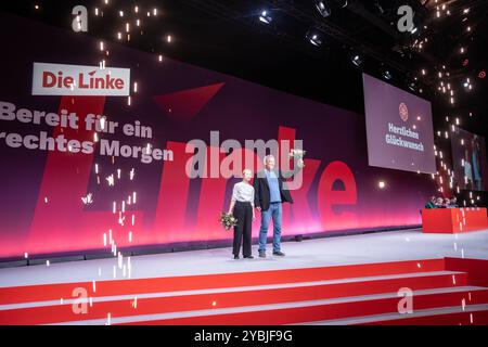 Hallescher Parteitag 2024 Die Linke Hallescher Parteitag 2024 Die Linke Die beiden Parteivorsitzenden Jan van Aken und Ines Schwedtner nach ihrer Wahl auf dem Parteitag, Halle an der Saale Sachsen-Anhalt Deutschland Messe *** Halle Party Conference 2024 Die Linke Halle Party Conference 2024 Die Linke les deux chefs de parti Jan van Aken et Ines Schwedtner, leur élection à la foire Anes Schwedtner, la foire à la foire de la foire à la foire à la Halle Banque D'Images