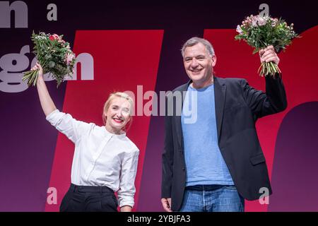 Hallescher Parteitag 2024 Die Linke Hallescher Parteitag 2024 Die Linke Die beiden Parteivorsitzenden Jan van Aken und Ines Schwedtner nach ihrer Wahl auf dem Parteitag, Halle an der Saale Sachsen-Anhalt Deutschland Messe *** Halle Party Conference 2024 Die Linke Halle Party Conference 2024 Die Linke les deux chefs de parti Jan van Aken et Ines Schwedtner, leur élection à la foire Anes Schwedtner, la foire à la foire de la foire à la foire à la Halle Banque D'Images