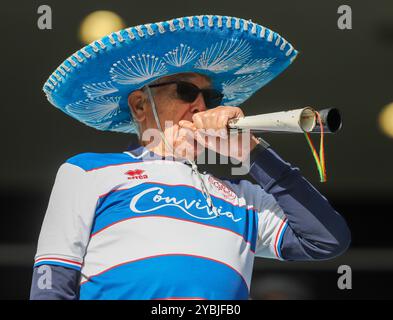 Stade Loftus Road, Londres le samedi 19 octobre 2024. Fan de QPR faisant du bruit avant le match du Sky Bet Championship entre Queens Park Rangers et Portsmouth au Loftus Road Stadium, Londres le samedi 19 octobre 2024. (Photo : Jade Cahalan | mi News) crédit : MI News & Sport /Alamy Live News Banque D'Images