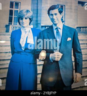 Photo fanée du prince Charles avec sa fiancée, Lady Diana Spencer, devant Buckingham Palace, après avoir annoncé leurs fiançailles, 1981. Banque D'Images