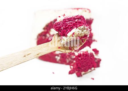 Gros plan d'un gâteau de velours rouge sur une cuillère en bois. Vue de dessus Banque D'Images