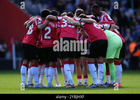 Les joueurs de Southampton se blottissent avant le match de premier League au St Mary's Stadium, Southampton. Date de la photo : samedi 19 octobre 2024. Banque D'Images