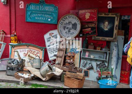 Aperçu du magasin d'antiquités d'Alice situé sur Portobello Road. Londres Banque D'Images