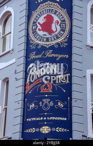 London Dry Gin signe à l'extérieur d'un vieux pub sur Portobello Road, Royal Borough of Kensington & Chelsea, Londres Banque D'Images