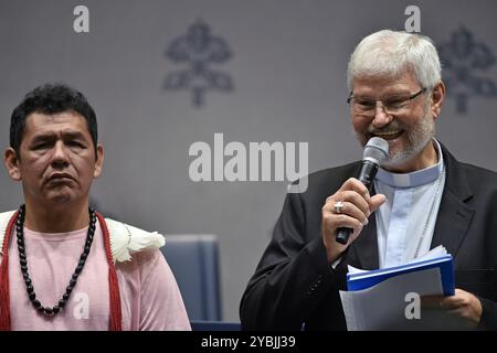 **NON LIBRI** Italie, Rome, Vatican, 2024/10/19. S.E. Mgr Evaristo Pascoal Spengler, O.F.M., évêque de Roraima et Président du réseau ecclésial panamazonien (REPAM Brésil) (R) et Júlio Ye'kwana, Président de l'Association Wanasseduume Ye'kwana (SEDUUME) et leader indigène du territoire Yanomami dans l'État de Roraima, s'expriment lors d'un point de rencontre avec des journalistes sur les canonisations le dimanche 20 octobre 2024 À la salle de la presse catholique ALESSIANI Banque D'Images