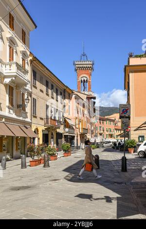 Vue sur la rue avec la tour du Palazzo Fascie Rossi (début des années 1900), siège de la bibliothèque civique et musée archéologique, Sestri Levante, Gênes, Ligurie Banque D'Images