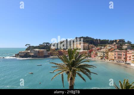 Vue surélevée sur la baie du silence, l'une des plus belles plages d'Italie, qui a inspiré des écrivains et des poètes tels que Goethe, Sestri Levante Banque D'Images