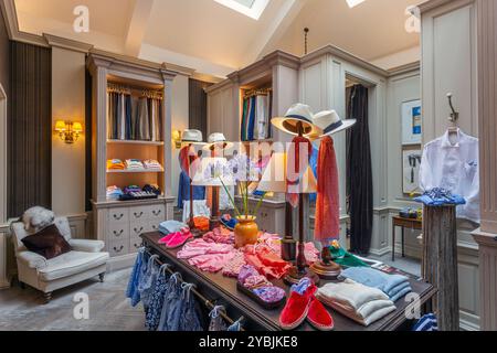 Intérieur de la boutique de vêtements pour hommes Anderson & Sheppard Haberdashery à Londres Banque D'Images