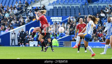 Brighton UK 19 octobre 2024 - Elisabeth Terland de Manchester United avec un effort au but lors du match de football de Barclays Women's Super League entre Brighton & Hove Albion et Manchester United au stade American Express , Brighton : crédit Simon Dack /TPI/ Alamy Live News Banque D'Images