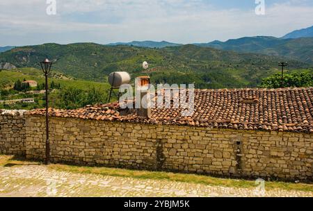 Une vue sur le toit d'un bâtiment résidentiel historique dans le site classé au patrimoine mondial de l'UNESCO Château de Berat en Albanie. Banque D'Images