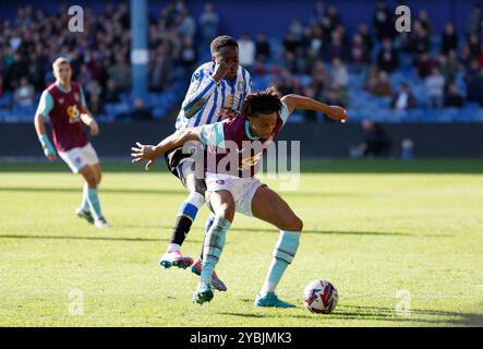 Djeidi Gassama de Sheffield Wednesday (à gauche) affronte les Bashir Humphreys de Burnley lors du Sky Bet Championship match au Hillsborough Stadium, Sheffield. Date de la photo : samedi 19 octobre 2024. Banque D'Images