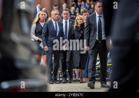 Robert F. Kennedy Jr. tient la main à son épouse, l'actrice Cheryl Hines alors qu'ils quittent les funérailles de sa mère, Ethel Kennedy, à la cathédrale de Matthieu l'Apôtre à Washington, DC, USA, le mercredi 16 octobre, 2024. (RESTRICTION : PAS DE COURRIER QUOTIDIEN. AUCUN journal de New York ou du New Jersey ni aucun journal dans un rayon de 75 milles autour de New York.) Photo de Daniel Heuer /CNP pour NY Post/ABACAPRESS. COM Banque D'Images