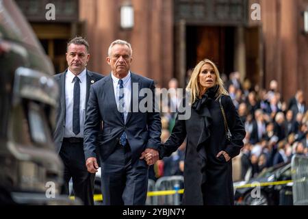 Robert F. Kennedy Jr. tient la main à son épouse, l'actrice Cheryl Hines alors qu'ils quittent les funérailles de sa mère, Ethel Kennedy, à la cathédrale de Matthieu l'Apôtre à Washington, DC, USA, le mercredi 16 octobre, 2024. (RESTRICTION : PAS DE COURRIER QUOTIDIEN. AUCUN journal de New York ou du New Jersey ni aucun journal dans un rayon de 75 milles autour de New York.) Photo de Daniel Heuer /CNP pour NY Post/ABACAPRESS. COM Banque D'Images