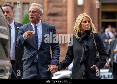 Robert F. Kennedy Jr. tient la main à son épouse, l'actrice Cheryl Hines alors qu'ils quittent les funérailles de sa mère, Ethel Kennedy, à la cathédrale de Matthieu l'Apôtre à Washington, DC, USA, le mercredi 16 octobre, 2024. (RESTRICTION : PAS DE COURRIER QUOTIDIEN. AUCUN journal de New York ou du New Jersey ni aucun journal dans un rayon de 75 milles autour de New York.) Photo de Daniel Heuer /CNP pour NY Post/ABACAPRESS. COM Banque D'Images