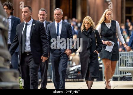 Robert F. Kennedy Jr. tient la main à son épouse, l'actrice Cheryl Hines alors qu'ils quittent les funérailles de sa mère, Ethel Kennedy, à la cathédrale de Matthieu l'Apôtre à Washington, DC, USA, le mercredi 16 octobre, 2024. (RESTRICTION : PAS DE COURRIER QUOTIDIEN. AUCUN journal de New York ou du New Jersey ni aucun journal dans un rayon de 75 milles autour de New York.) Photo de Daniel Heuer /CNP pour NY Post/ABACAPRESS. COM Banque D'Images