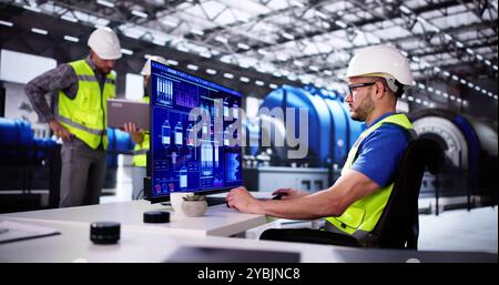 Homme travaillant dans la production d'électricité de centrale électrique Banque D'Images