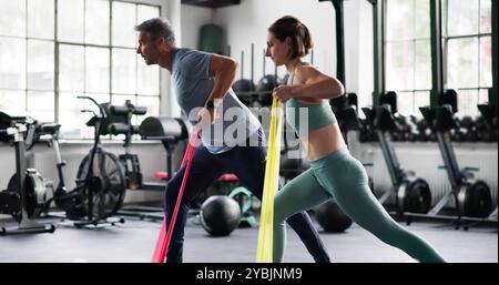Exercice d'entraînement avec bande élastique extensible. Entraînement Pilates dans la salle de gym Banque D'Images